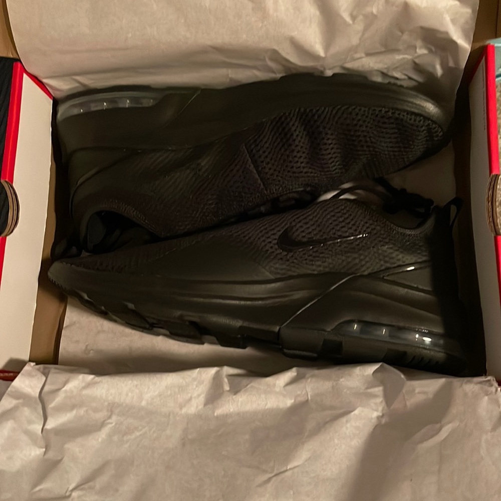 Mens Nike Air Max Motions 2. Never worn
